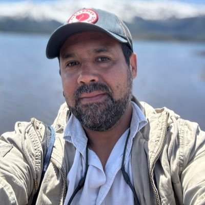 Negrito de ojos negros, panbatidista, hijo del viento en contra, Cruijffista #14, albo hijo de chuncho, cletero, zurdo y donante.