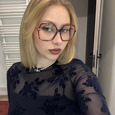 chloescmdt's profile picture. 