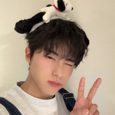 ER1CISY0UNGJAE's profile picture. #에릭: eric’s…. meow~