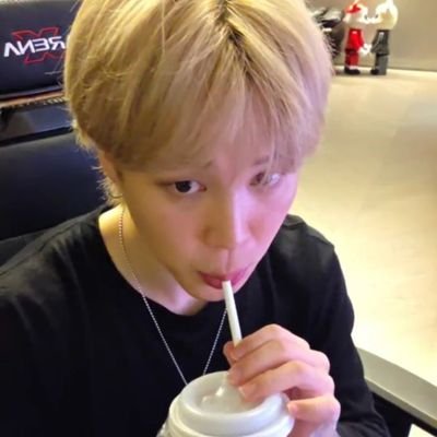 chimmybegins's profile picture. autora de Eletric Heart, CLICHÊ, Velocidade Negativa e outras besteirinhas. tenho alto vício em bl, bts e manhwas. 🌌 ⭐️