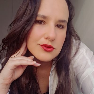 Lihvinha2's profile picture. Palavras na minha não tão humilde opinião são nossa inesgotável fonte de magia.