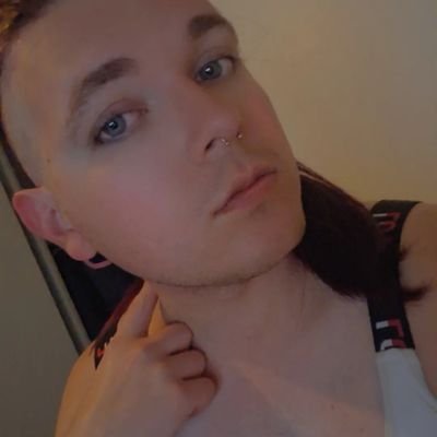 OfchatL's profile picture. je suis l'embrayage de vos soirées électorales 🚩🏳️‍🌈
j'débarque comme Sonic dans vos tweets.                                                       
Iel/they