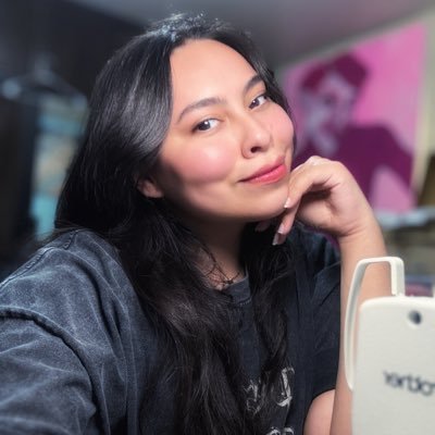 marielakarime's profile picture. her name is mariela, she loves flowers, pink, art, music and fashion, likes to cry and clouds, she asks the moon but the sun is the one who answers.