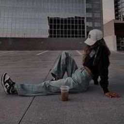 Fibi2427's profile picture. 