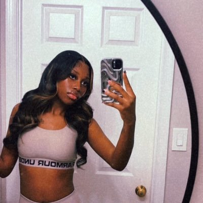 lifewithlilmia's profile picture. 