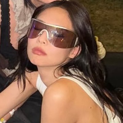 velviett's profile picture. dreams didn’t make us kings. dragons did.