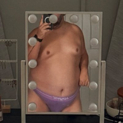 OliLujosoXXL's profile picture. Nonbinary. Latinx. Bottom. Deluxe. I’m the full course meal with extra sides — el cuerpo de lujo you can’t stop craving. 💋 | 18+ ONLY