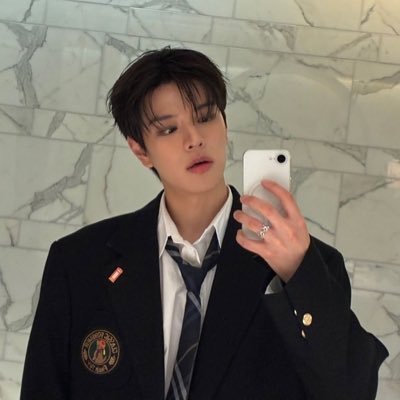 auricnotes's profile picture. 𝐄𝐬𝐭𝐮𝐝𝐢𝐨, 𝐜𝐚𝐟𝐞́ 𝐧𝐞𝐠𝐫𝐨, 𝐥𝐥𝐮𝐯𝐢𝐚 … ☕︎ — 𝐩𝐚𝐜𝐢𝐞𝐧𝐜𝐢𝐚 𝐜𝐨𝐫𝐭𝐚. 𝐃·𝐃 ✸
