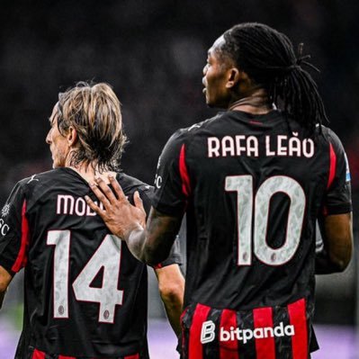 Gio128799344841's profile picture. Purtroppo tifo Milan e Golden State Warriors. Mi piacciono i videogiochi, gli aerei ed ero solito tirare una pallina bianca sul prato verde #G2Army #DubNation