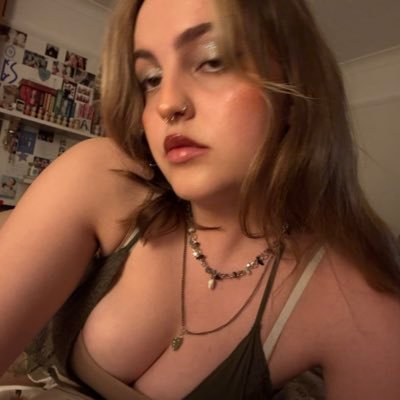 ambersviiolet's profile picture. an autistic femme who likes movies and music and lesbians and jacob elordi and mikey madison and alessi rose ♡
