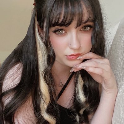 tinywtch's profile picture. 