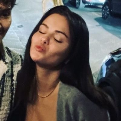 redwinerapp's profile picture. written and directed by dua lipa                   @startroys my nancy wheeler ♡