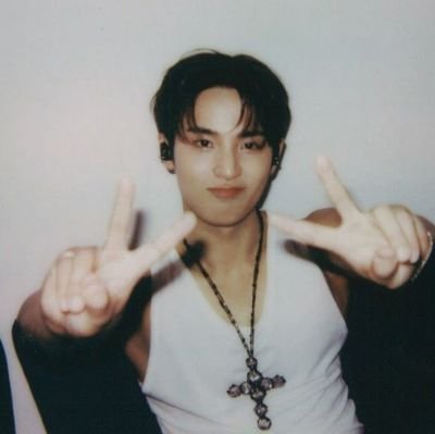 fywflwr's profile picture. le hable a Niall de vos y escribió this town ( @aeriibt )