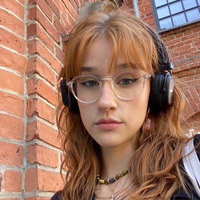 LindsayDewarii's profile picture. In my own little world, it’s golden 🌻