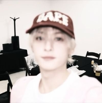 linosriv's profile picture. eu, minho e changbin escutando xdinary heroes e stayc | 19y ✨️