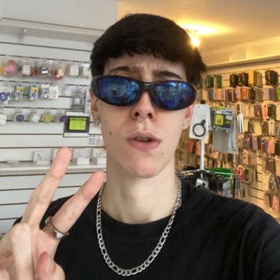 valentintodulce's profile picture. me desmayé en la calle y me partí 3 dientes