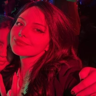 dubglub's profile picture. faz o sinalzinho do rock 🤘 | ela/dela