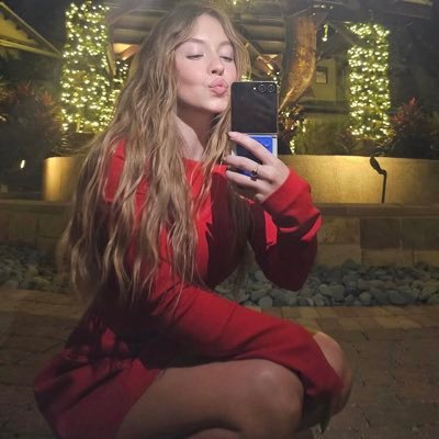 sydney_swe1tsb's profile picture. investing in yourself is the best investments you can make and having the right people by your side is the most important