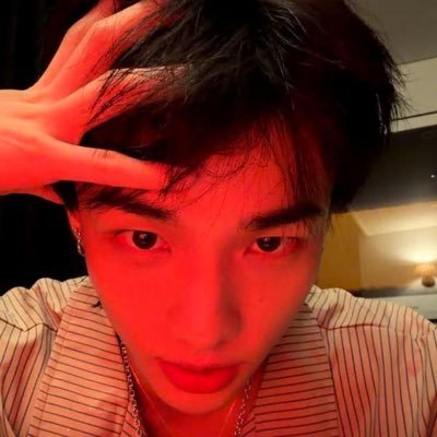 hyunjindgc's profile picture. não binário louco senhor
