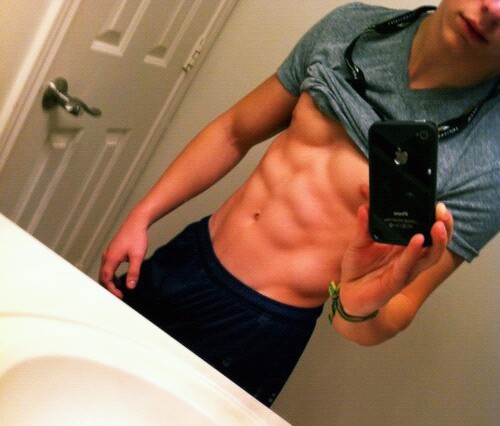20, gay vers-top!!! i tweet gay stuff! Follow @SEQUEMINI
