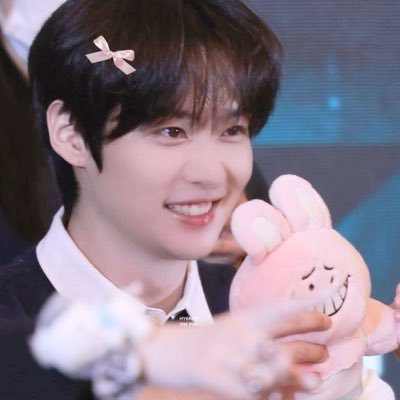 shookymail's profile picture. she / her • 25+ • slow replies bc work • ⬇️ rcbyt: read carrd before you transact