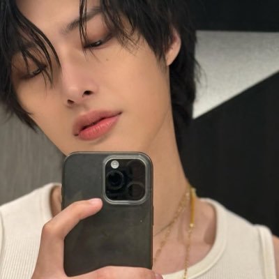 fxck4round's profile picture. bio under construction 🤷