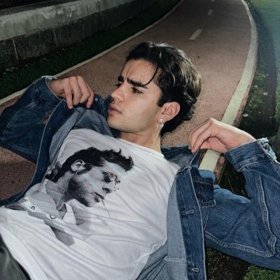 ro_e222's profile picture. Mercurial 🐈‍⬛ @Harry_Styles