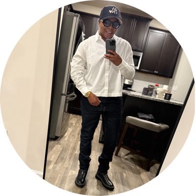 shellzfargo's profile picture. selective—af. #smileforBJ ⚖️