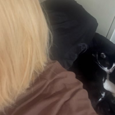 momopi_777's profile picture. 写真/心霊/ #ﾎﾗｰ/ #地震雲/666/猫/ハチワレ/ばけたん/#オカルト/※DMは仲良しだけ/エロ系、副業とか業者垢に興味ない/福岡県北九州市/カルマ教/ #クオン狂/彼氏らぶ/カルマらぶ/Acid Black Cherry/LET ME KNOW