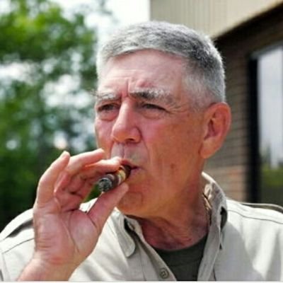 tuporaqui's profile picture. Especialista en humor no correspondido