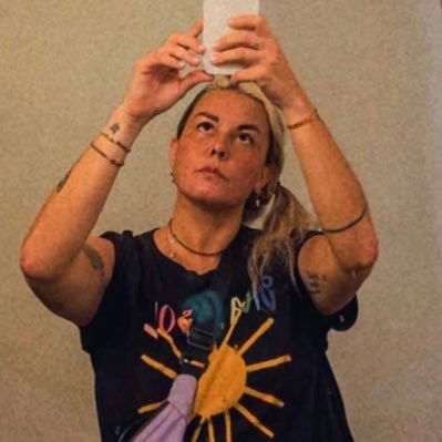 susiborges's profile picture. jornalista que saiu da redação e foi morar na praia (mas não me confunda com os namastreta)