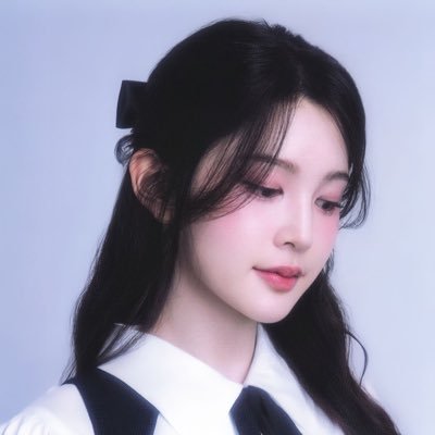 einan's profile picture. she’s like a real-life barbie,