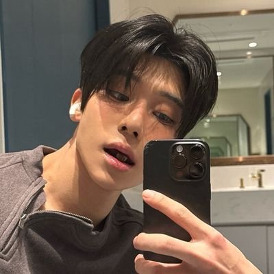 sionxtist's profile picture. ♥︎@aboutxwonyoung♥︎/ frankjaeheex