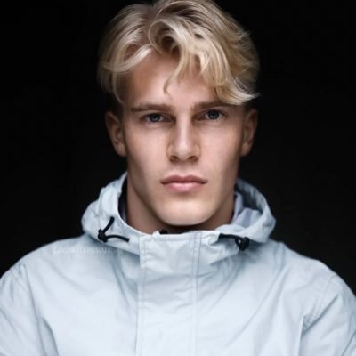 He3y228137's profile picture. F1 football fashion