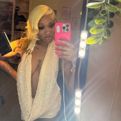 ThePrettiestRo_'s profile picture. 25 💋 .