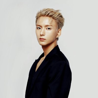 Odvveu's profile picture. Behind the synth, he spins harmonies then hides love letters for @jugesu in every chord.