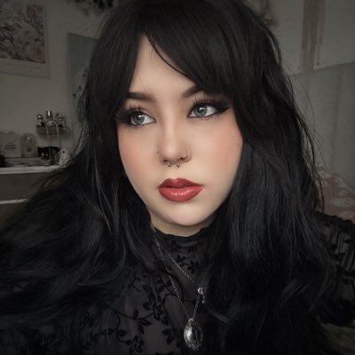 ServeVivi's profile picture. Diary of a findomme… @ViviOwnsYou