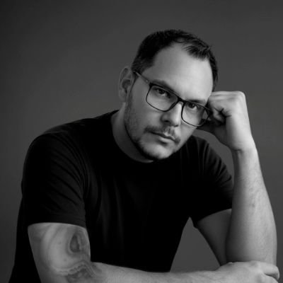 mavcufat's profile picture. Deseo que vivas en tiempos interesantes. 
Diseñador gráfico, Artista Digital, Horrible Dibujante, Escritor y lector.