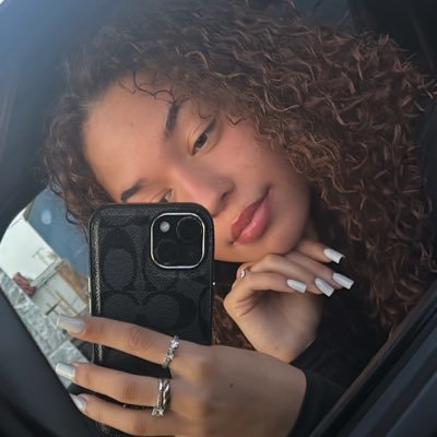 carolinalves222's profile picture. 