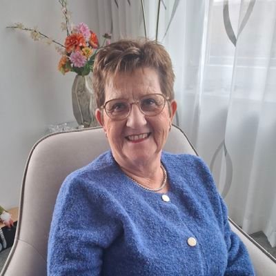 Liethij's profile picture. Gepensioneerd en genietend van de leuke dingen die voorbijkomen komen. Gehuwd en oma van 5 kleinkinderen. Politiek geïnteresseerd!