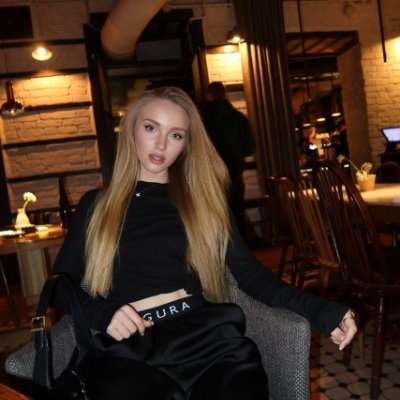 Julia_dbfxbn's profile picture. "Today is a good day to have a good day." ☀️