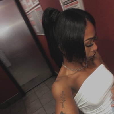 thaescoshow's profile picture. in the tuck