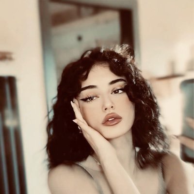 ilod4_'s profile picture. زي ماحطيتك بقلبي اقدر أشيلك.