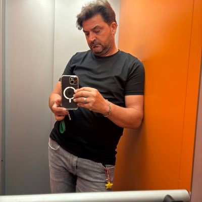 GiuseppePorcill's profile picture. acquario : si differenzia dalla massa, odia essere come gli altri, non ti piace un acquario? non gliene può fregare di meno.
