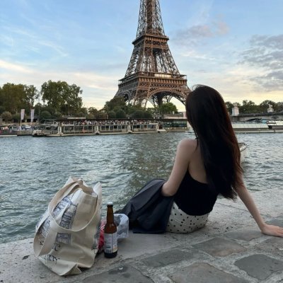 Bsfllgdsg's profile picture. Britain, Switzerland, and France gave me different perspectives on life.

Documenting life became a source of warmth.