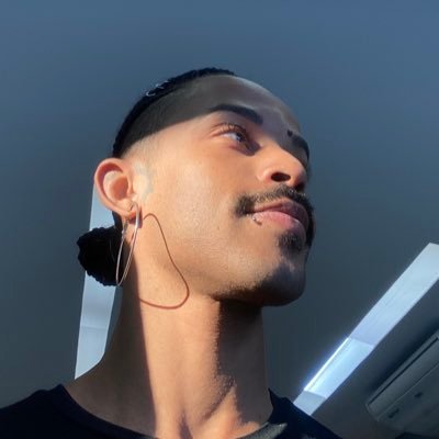 quetalwall's profile picture. Ao passar por essa porta, você deve se despir de todos os seus julgamentos 🤙🏾✨👽🧚🏾‍♀️🍁