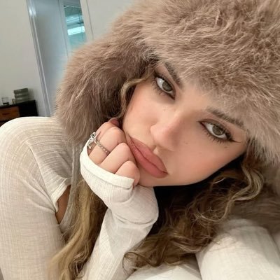 taynitosversion's profile picture. 