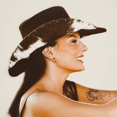 torturedana's profile picture. 𝓁𝑒𝓉’𝓈 𝑔𝑜 𝓇𝑜𝒹𝑒𝑜 ✦ ── por ti, ana.