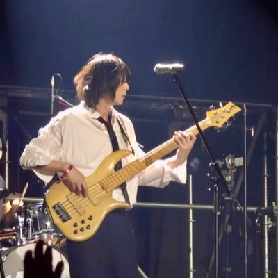 CcC_mong's profile picture. ➕➕ 나의 눈물은 금가루야 너의 손길은 빛 한줄기야 ➕➕ ✨우주 너머로 전파를 보낼게 오랜 시간 뒤에 네게 닿을거야✨🌪️ 🥂모든 것이 전부 사라진대도 난 그냥 너를 안을래🥂🌪️