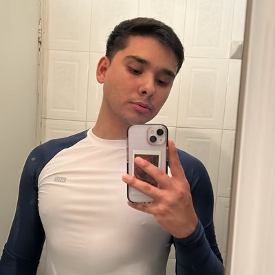 fuckingberto's profile picture. 27 & bisexual.  🍉